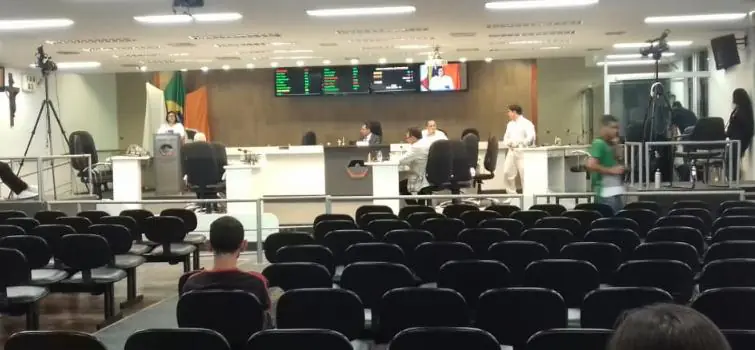 Falta de projetos e vereadores resulta em reunião morna