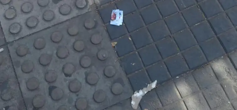 Desinteresse em santinhos resulta em calçadas sujas