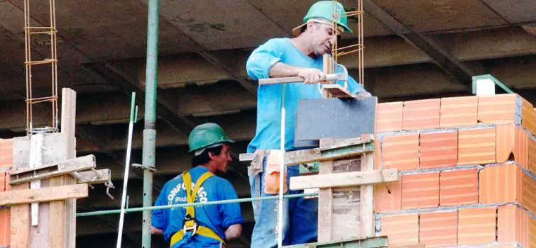 Emprego e confiança crescem na construção