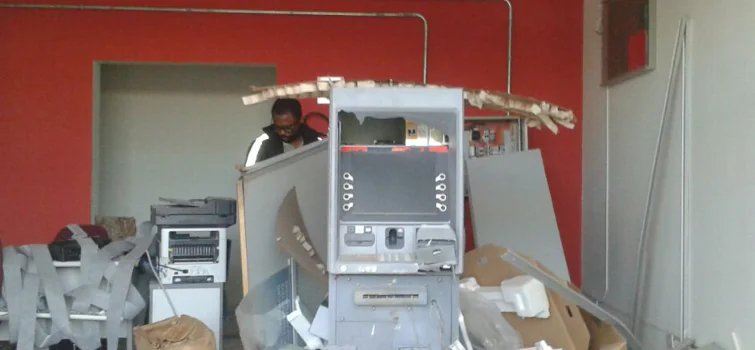 Polícia procura por assaltantes que explodiram caixa eletrônico