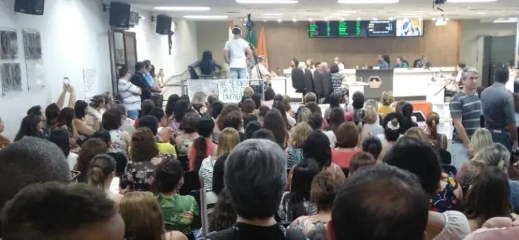 Greve da Educação só será interrompida após salários pagos