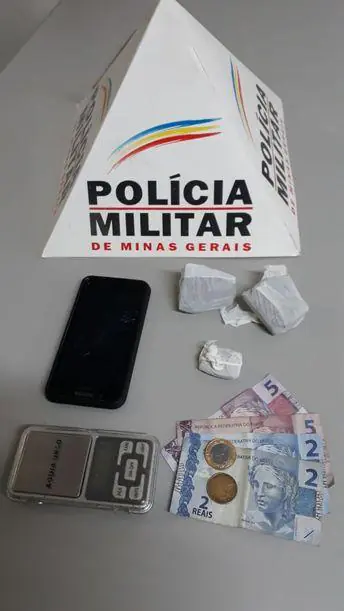 PM prende homem com drogas dentro de guarda-chuva em Itaúna