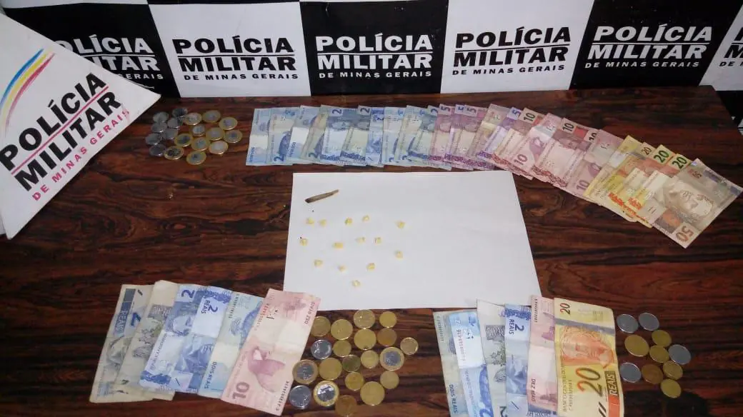 Três pessoas são presas com drogas e dinheiro em Divinópolis