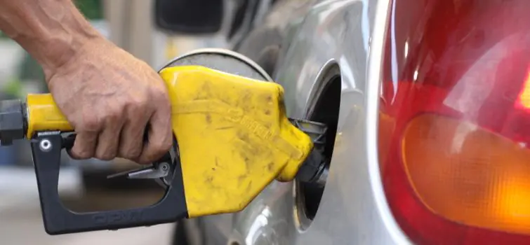 Gasolina cai 2,5% em uma semana