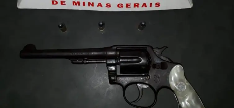 Homem é preso com arma após mandado de busca e apreensão em Bom Despacho