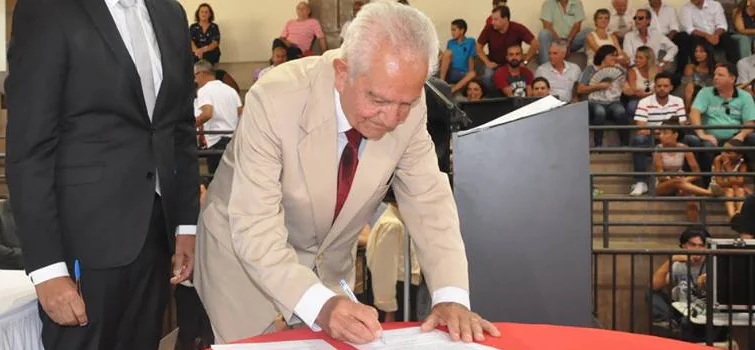 Novo prefeito diz que não vai governar para grupos