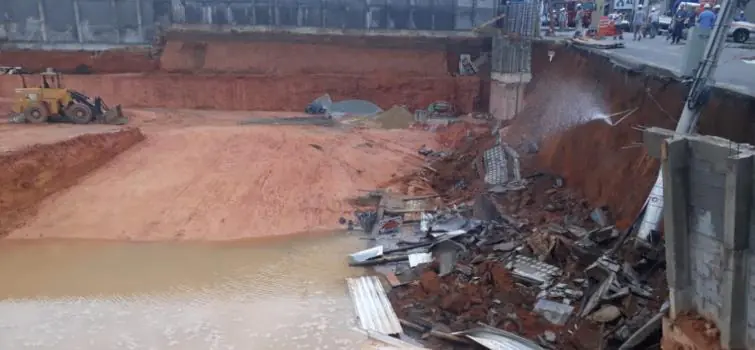 Parte de calçada desmorona em obra no Centro de Divinópolis