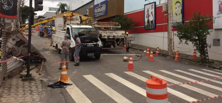 Parte de calçada cede na avenida Paraná em Divinópolis