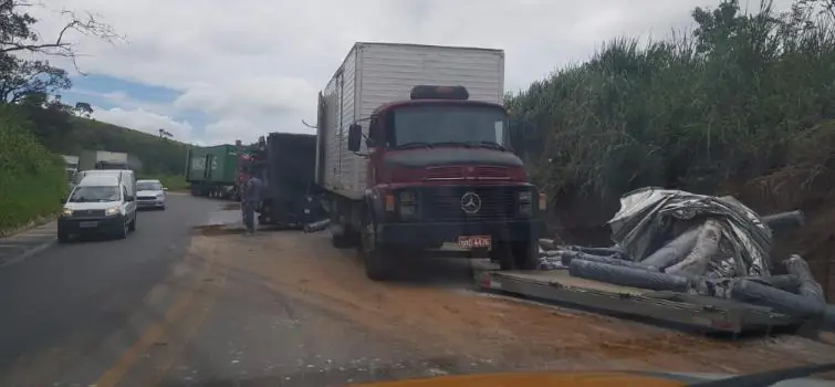 Carreta com produtos químicos tomba na BR-494