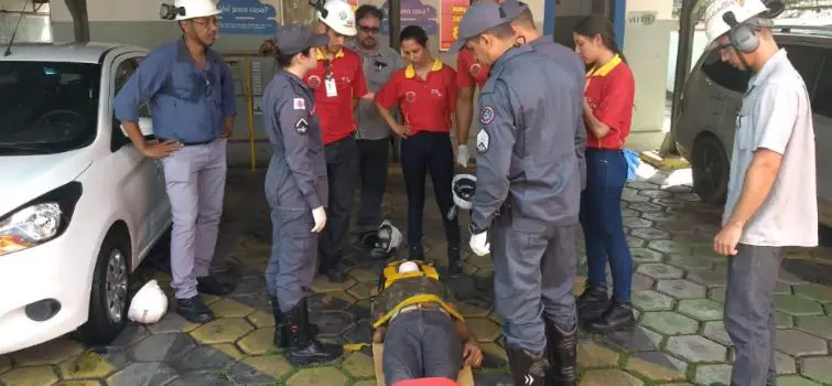 Bombeiros participam de simulado de evacuação