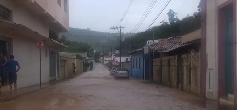 Chuva alaga ruas de Itapecerica