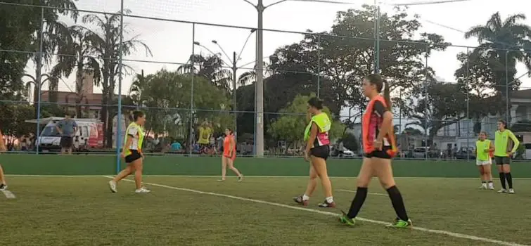 Torneio de futebol society e vôlei incentiva mulheres