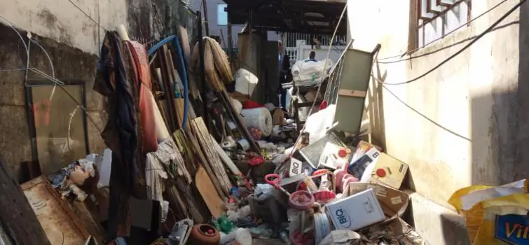 Com mandado judicial, Semusa retira 10 mil quilos de lixo de casa em Divinópolis