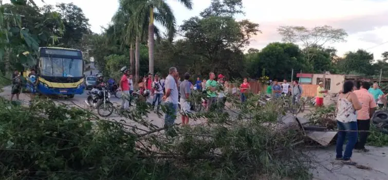 Moradores protestam no bairro Candelária em Divinópolis