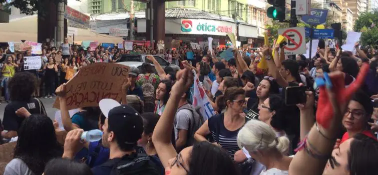 Protesto contra reforma da Previdência e cortes na educação movimenta Centro de Divinópolis
