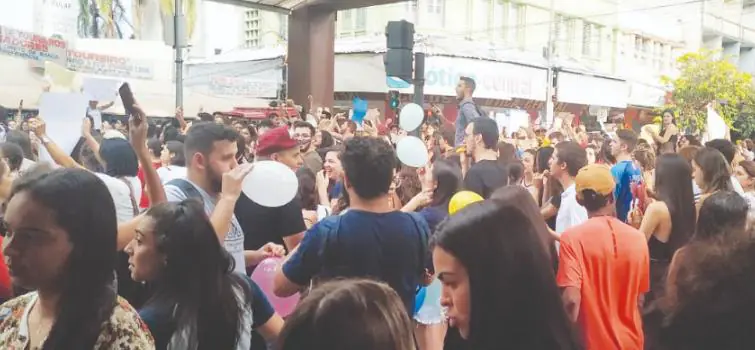 Manifestantes tomaram conta das ruas da cidade; ato foi contra reforma da Previdência e cortes na educação