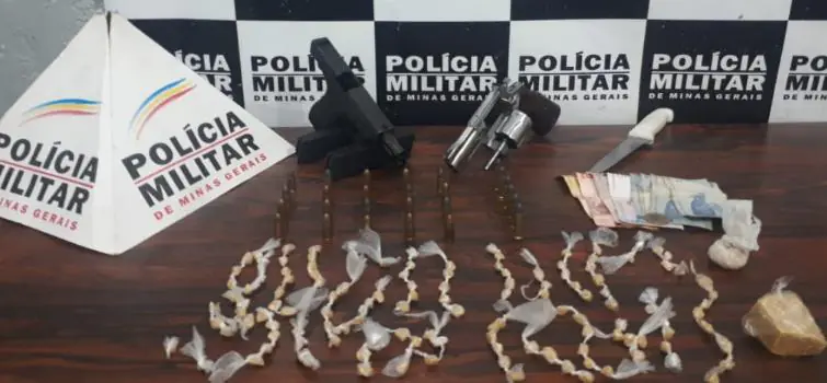 Três homens são presos por tráfico de drogas e porte de arma em Divinópolis