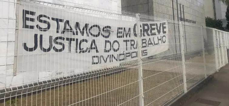 Dezessete escolas aderiram à greve em Divinópolis