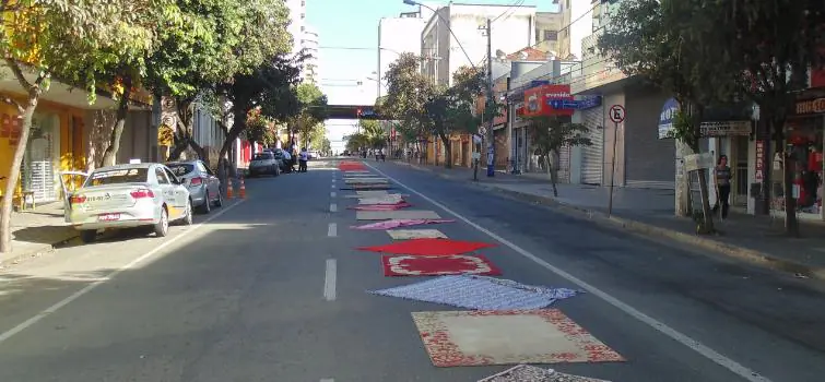 Fiéis preparam a avenida 1º de Junho para a procissão de Corpus Christi