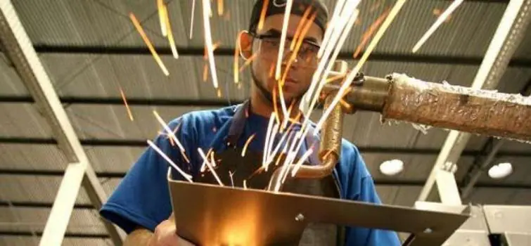 Horas trabalhadas na indústria caem no trimestre