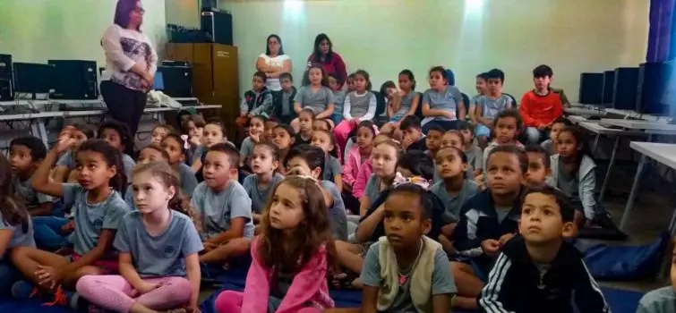 Agentes visitam escolas em Divinópolis e explicam regras de trânsito