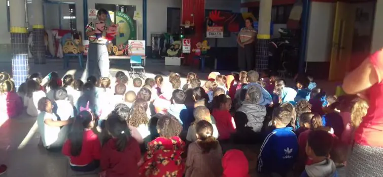 Crianças da educação infantil em Divinópolis aprendem sobre segurança no trânsito