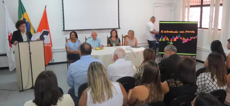 Prefeito empossa diretores e se lembra da mãe, educadora