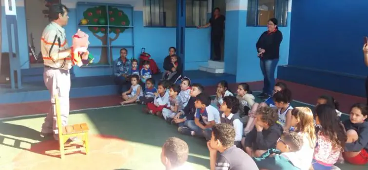 Alunos de escola em Divinópolis participam de palestra sobre trânsito