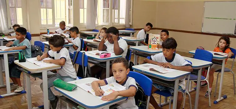 Câmara de Divinópolis entrega título 'Escola Destaque'