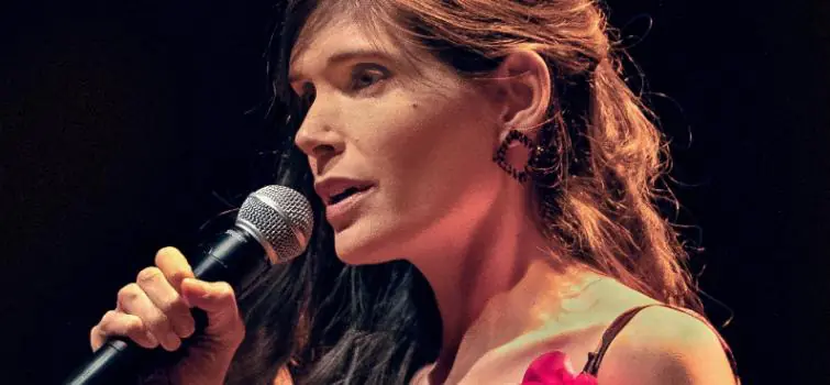 Maíra Manga volta aos palcos de Divinópolis com o show "Gesto
