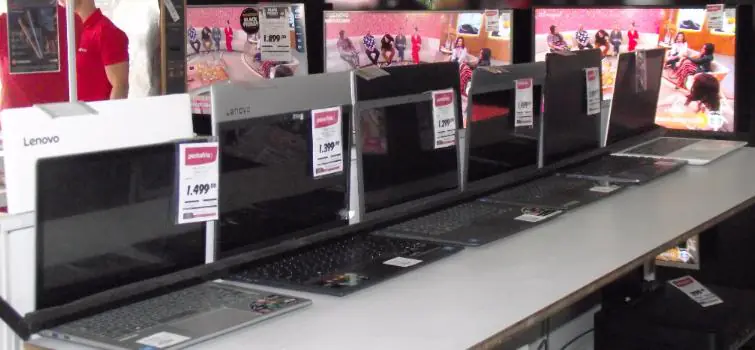 Consumidores esperam pela Black Friday