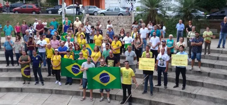 Grupo protesta em Divinópolis pelo impeachment de Gilmar Mendes