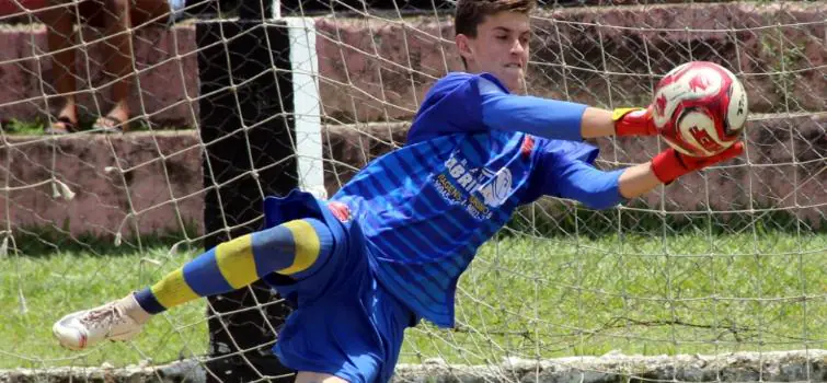 Dudu defende três pênaltis e leva Flamengo à final do Imef
