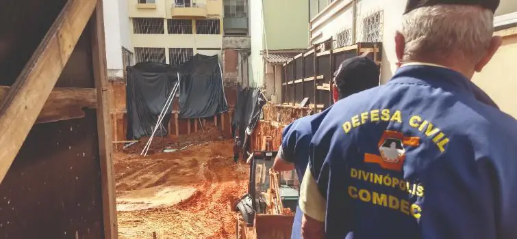 Obras ameaçam estrutura de prédio