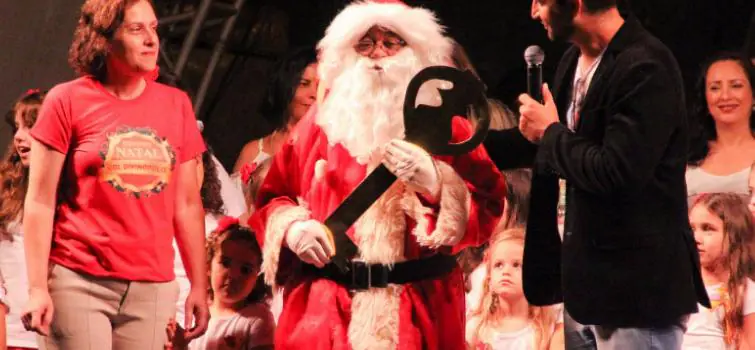 Papai Noel recebe chave de Divinópolis no show Viva Bituca