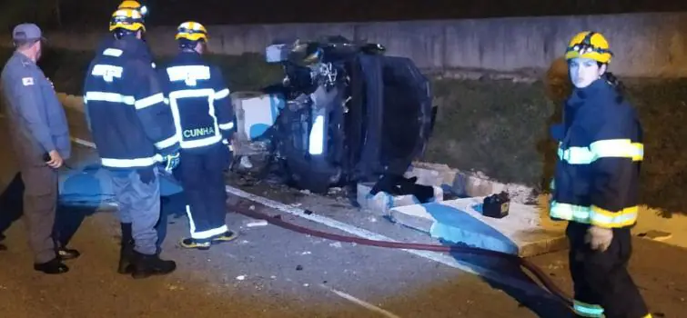 Capotamento deixa uma pessoa ferida na MG-050