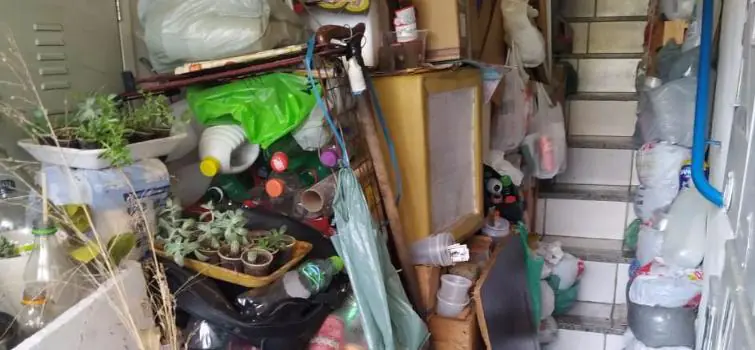 Com mandado judicial, Vigilância em Saúde recolhe 500 quilos de lixo em casa em Divinópolis
