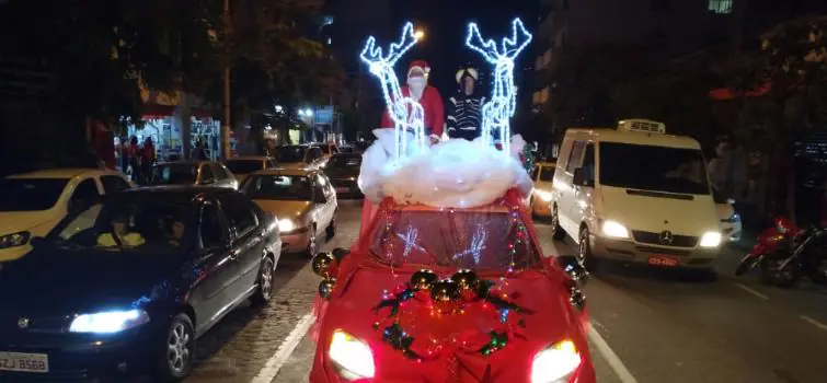 Carro do Papai Noel percorre ruas de Divinópolis em campanha contra dengue