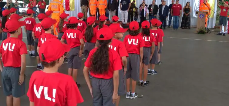 Bombeiros formam alunos de projetos sociais