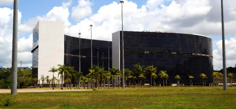 Governo de Minas pagará 13º integral para servidores que têm direito a receber até R$ 2 mil líquidos