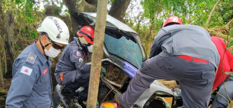 Idoso encontrado em carro é 2ª vítima da chuva na cidade