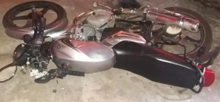 Acidente entre moto e carro em Oliveira deixa um homem ferido