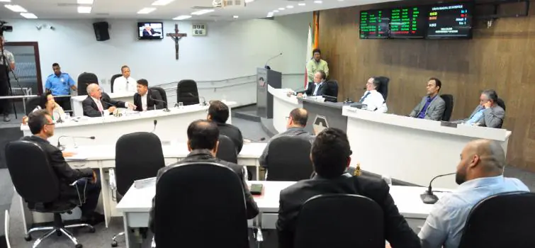 Três projetos são aprovados em reunião que teve, de novo, lanches