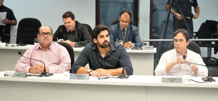 Projetos incluídos de última hora geram bate-boca na Câmara