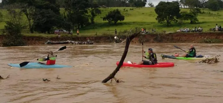 Kayaqueiros se encontram para passeio pelas águas do rio Pará