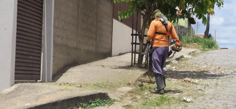 Mais de 30 bairros já foram capinados, diz Prefeitura de Divinópolis