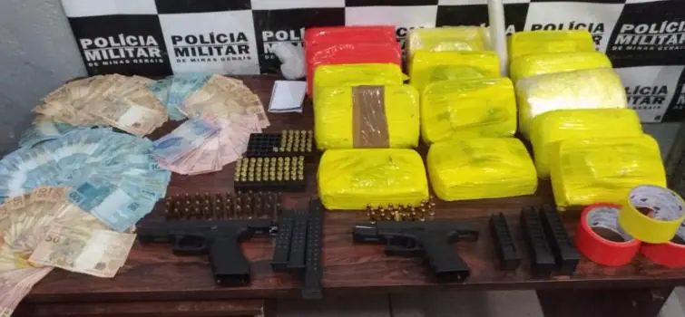 PM Divinópolis apreende drogas, R$ 11 mil em dinheiro e pássaro