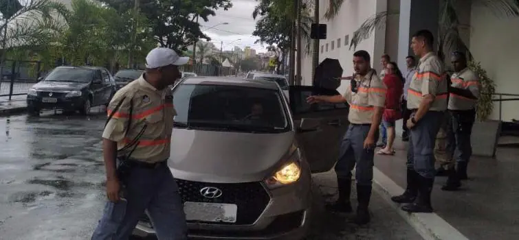 Operação em Divinópolis remove veículos por falta de licenciamento