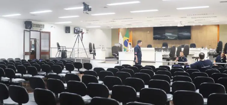 Coronavírus continua provocando mudanças na rotina da política