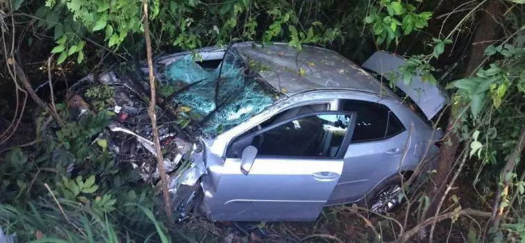 Assaltantes roubam carro em Divinópolis e capotam na BR-494